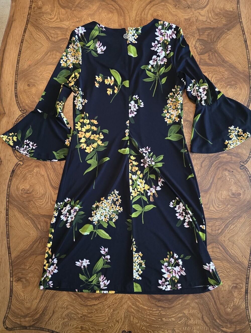 Tommy Hilfiger Black Floral Print Bell Sleeve Shift Dress Womens size 8 - Picture 2 of 8